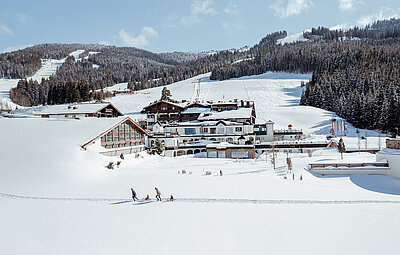 Übergossene Alm - Frontansicht Resort im Schnee Winter