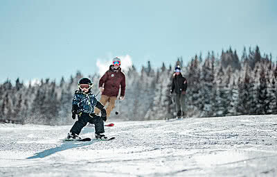 Übergossene Alm - Familie beim Schifahren