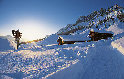 Übergossene Alm - Winterlandschaft verschneite Hütte