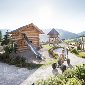 Almspielplatz Großer hoteleigener Almspielplatz für Kinder im Familienhotel Übergossene Alm in Salzburg